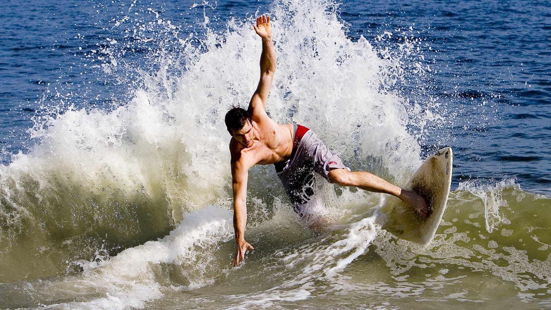 绝境铸就传奇,灰熊抢七险胜热火,青春风暴席卷联盟