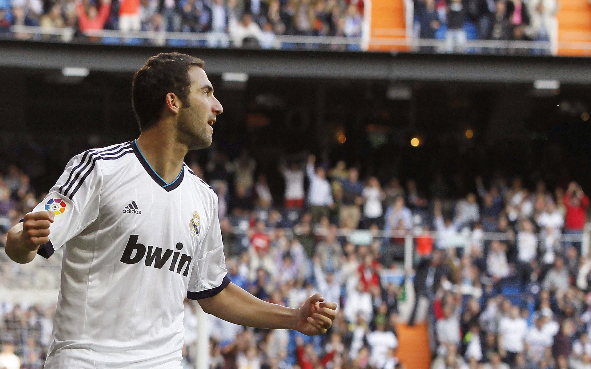 开云体育官网-跨界风暴，当突尼斯晋级曼城，基耶萨在F1赛道接管比赛